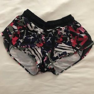 LULULEMON HOTTY HOT SHORT 2.5”